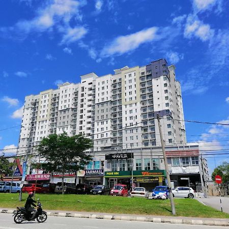 Tropika Homestay Bangi With 3 Bedrooms Kajang Esterno foto