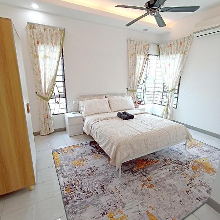Tropika Homestay Bangi With 3 Bedrooms Kajang Esterno foto