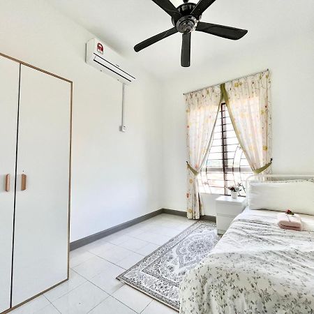 Tropika Homestay Bangi With 3 Bedrooms Kajang Esterno foto
