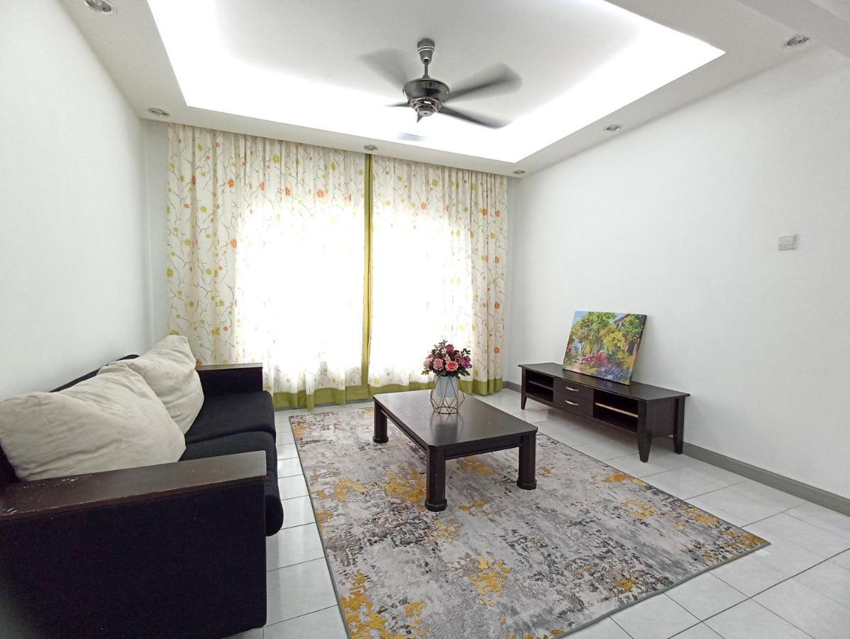 Tropika Homestay Bangi With 3 Bedrooms Kajang Esterno foto