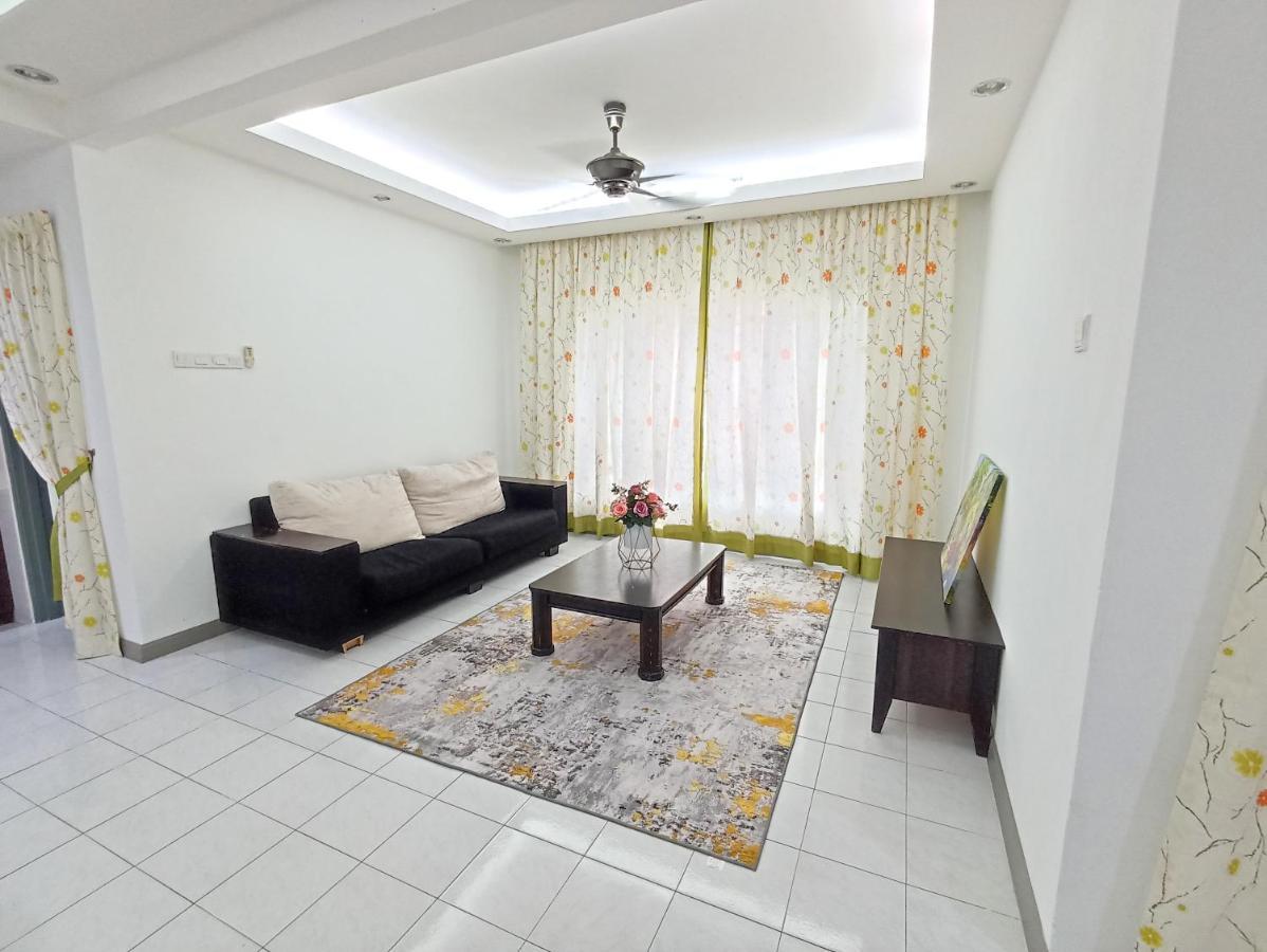 Tropika Homestay Bangi With 3 Bedrooms Kajang Esterno foto