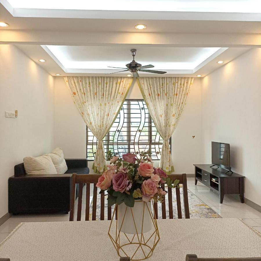 Tropika Homestay Bangi With 3 Bedrooms Kajang Esterno foto