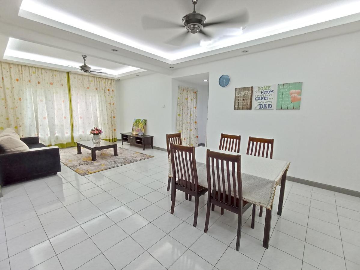 Tropika Homestay Bangi With 3 Bedrooms Kajang Esterno foto