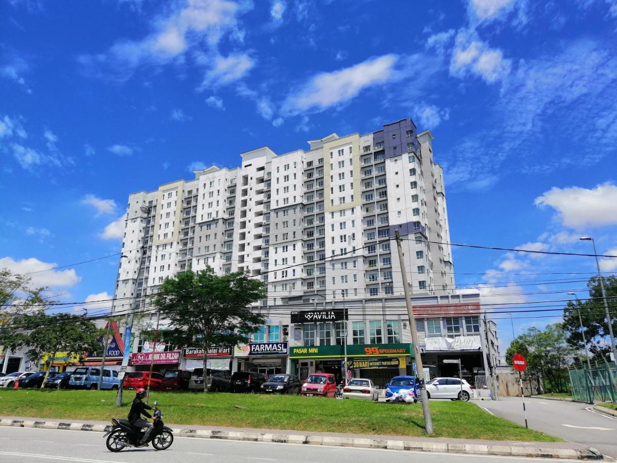 Tropika Homestay Bangi With 3 Bedrooms Kajang Esterno foto