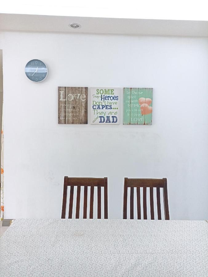 Tropika Homestay Bangi With 3 Bedrooms Kajang Esterno foto
