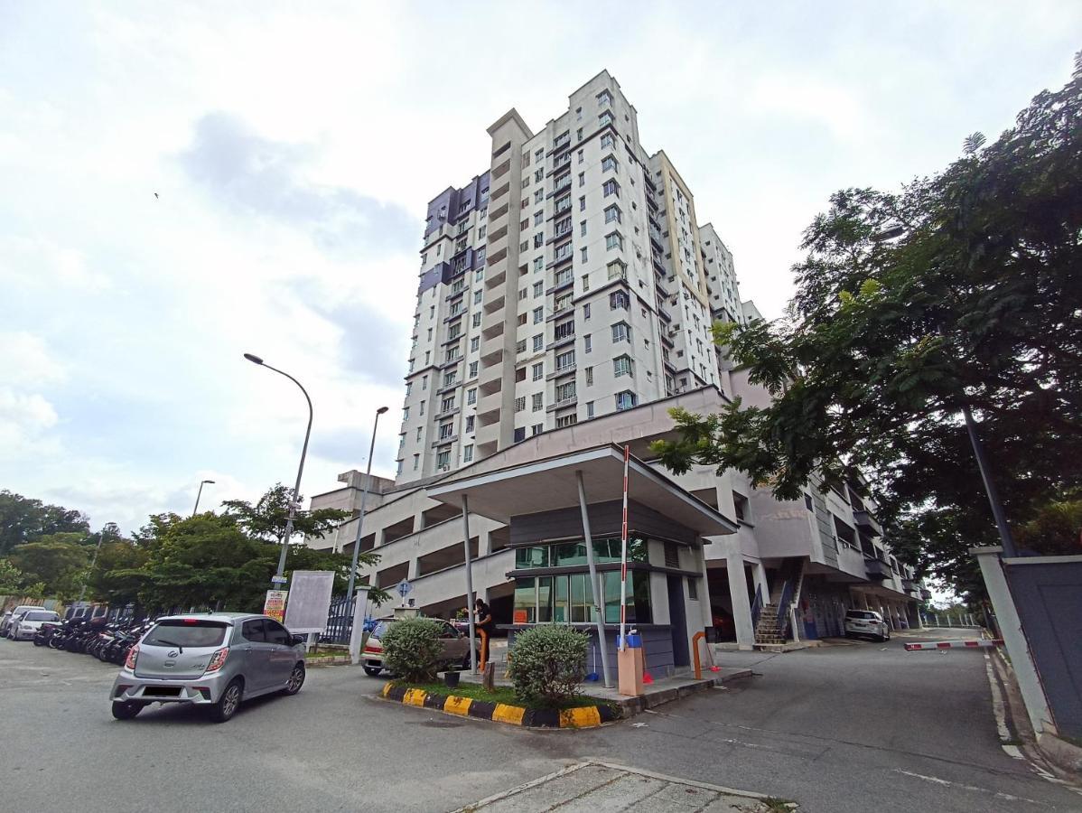 Tropika Homestay Bangi With 3 Bedrooms Kajang Esterno foto