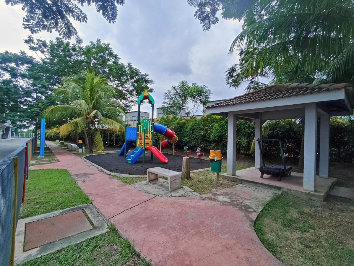 Tropika Homestay Bangi With 3 Bedrooms Kajang Esterno foto