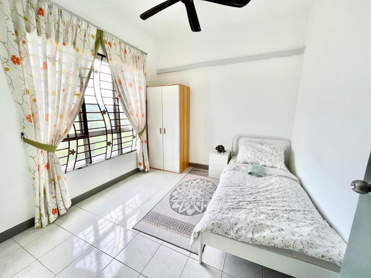 Tropika Homestay Bangi With 3 Bedrooms Kajang Esterno foto