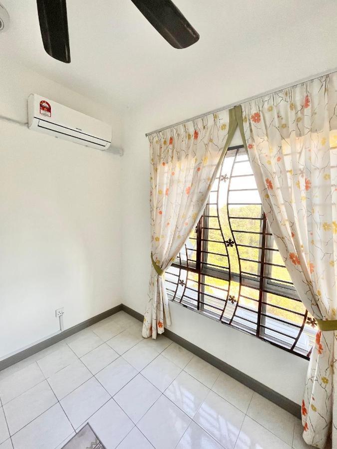 Tropika Homestay Bangi With 3 Bedrooms Kajang Esterno foto