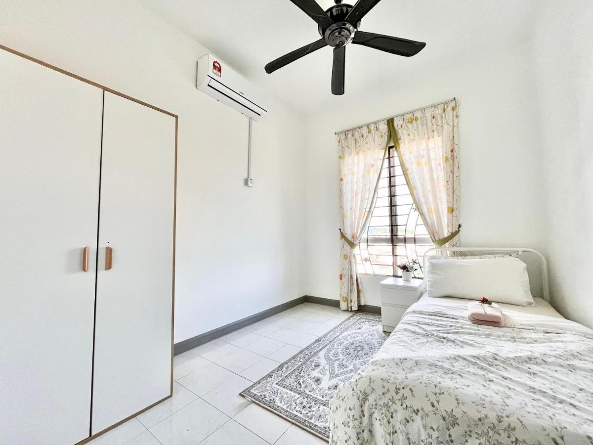 Tropika Homestay Bangi With 3 Bedrooms Kajang Esterno foto