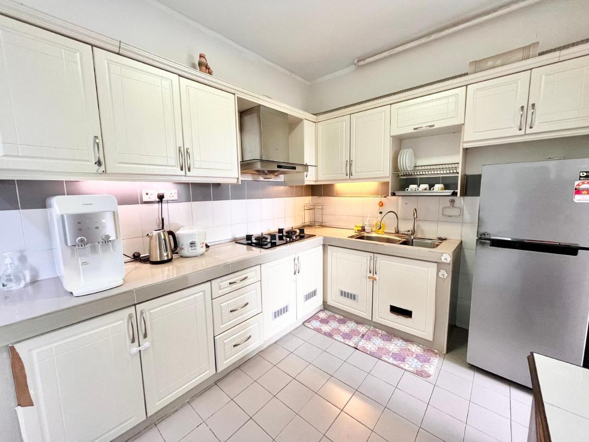 Tropika Homestay Bangi With 3 Bedrooms Kajang Esterno foto